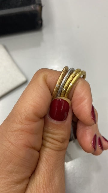 Anello in Oro Satinato e diamanti