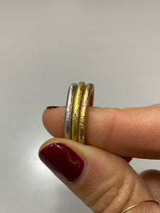 Anello in Oro Satinato e diamanti